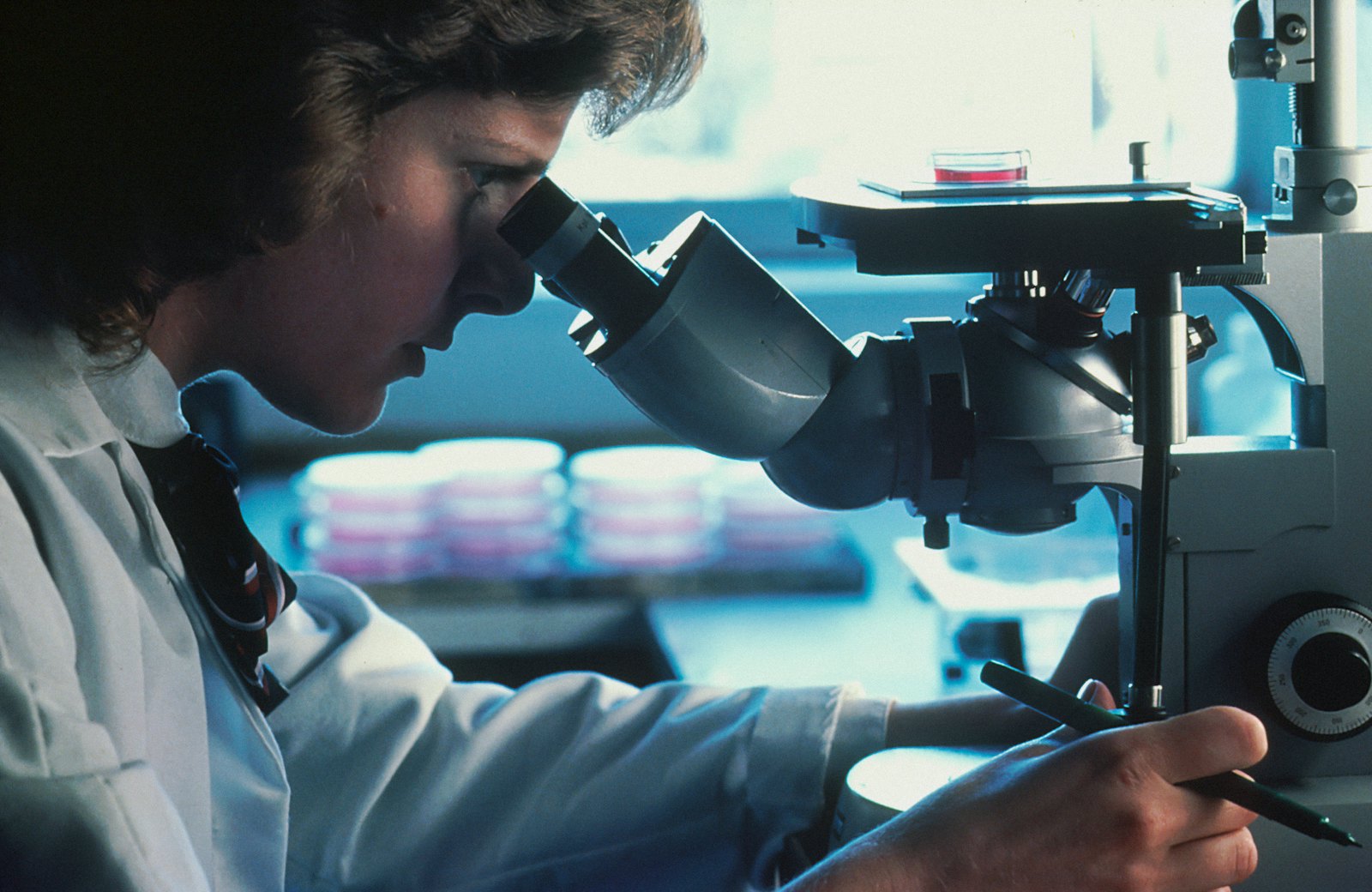 Analytical bench with chromatography instrumentation